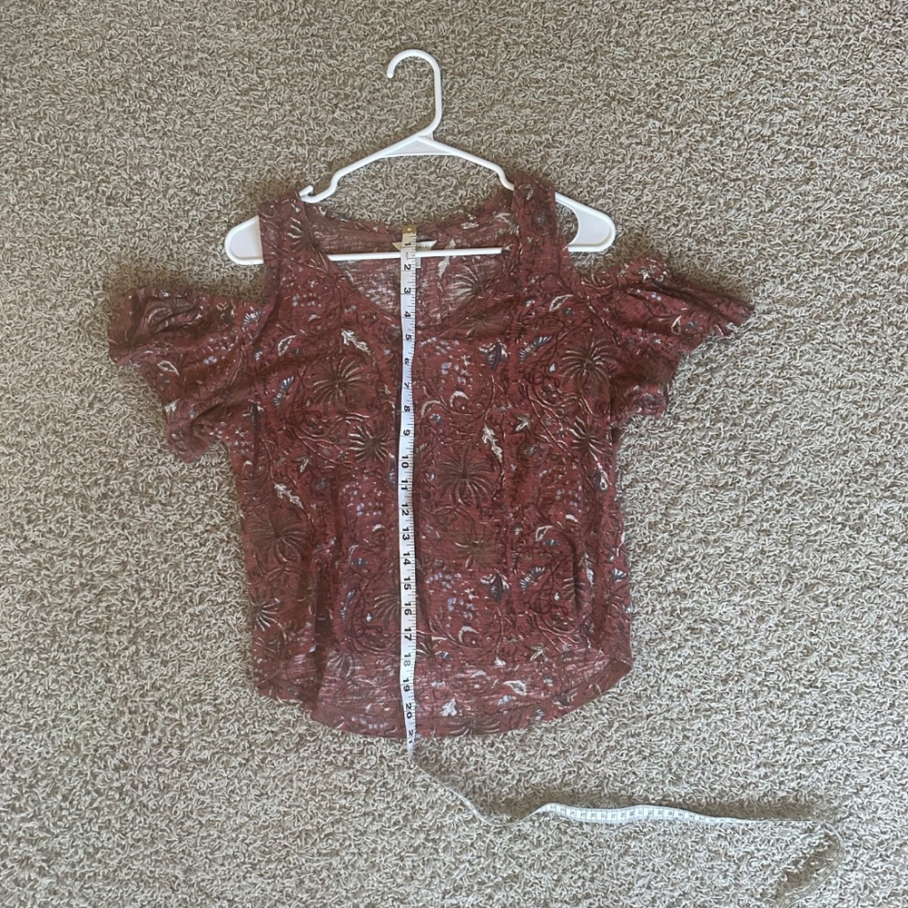 Cold shoulder top. - Picture 2 of 3